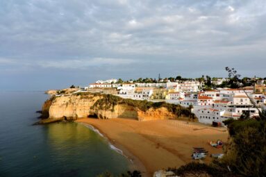 Un pueblo blanco sobre un acantilado: así el destino costero más bonito y pintoresco de Portugal