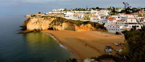 Un pueblo blanco sobre un acantilado: as&iacute; es el destino costero m&aacute;s bonito y pintoresco de Portugal 