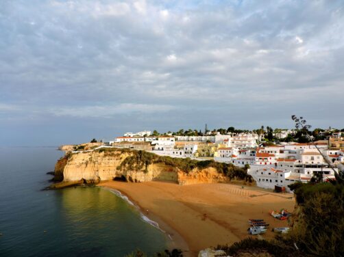 Un pueblo blanco sobre un acantilado: as&iacute; es el destino costero m&aacute;s bonito y pintoresco de Portugal 