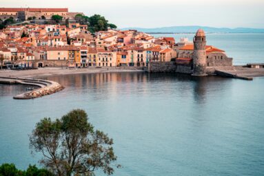 Este pueblo de Francia parece un cuadro y está a solo dos horas de España: aquí murió un gran poeta