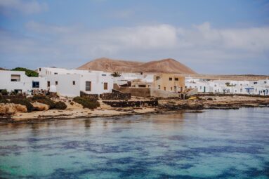 La isla espa&ntilde;ola que puedes recorrer pr&aacute;cticamente entera a pie y donde siempre parece verano