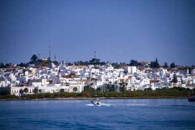 El pueblo blanco andaluz que está a un paso de Portugal entre marismas: en sus restaurantes se come de lujo