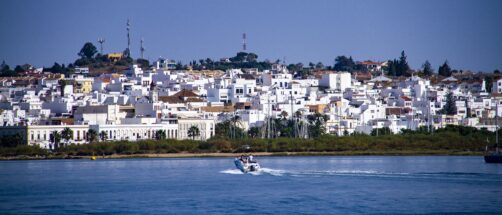 El pueblo blanco andaluz que est&aacute; a un paso de Portugal entre marismas: en sus restaurantes se come de lujo