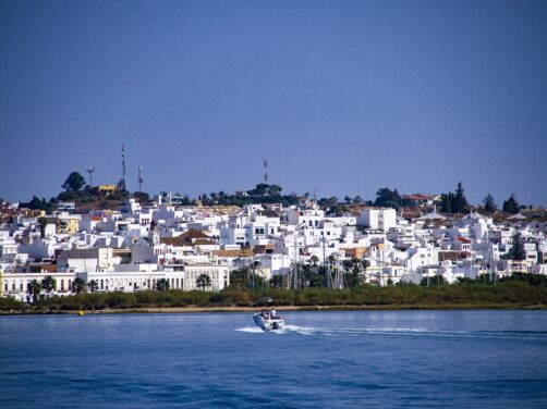 El pueblo blanco andaluz que est&aacute; a un paso de Portugal entre marismas: en sus restaurantes se come de lujo