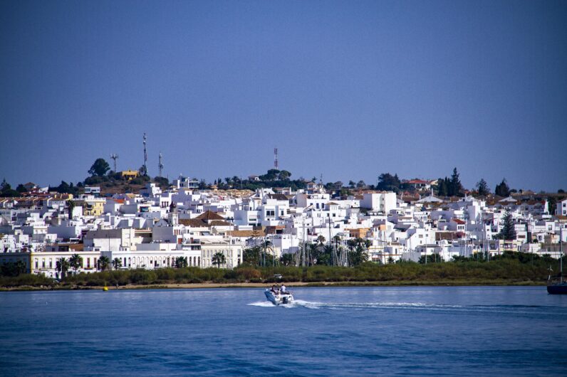El pueblo blanco andaluz que est&aacute; a un paso de Portugal entre marismas: en sus restaurantes se come de lujo