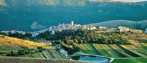 El hotel m&aacute;s id&iacute;lico y singular de Italia es un pueblo medieval entero que llevaba d&eacute;cadas abandonado