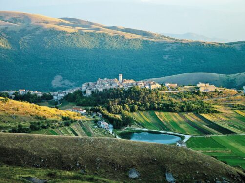 El hotel m&aacute;s id&iacute;lico y singular de Italia es un pueblo medieval entero que llevaba d&eacute;cadas abandonado