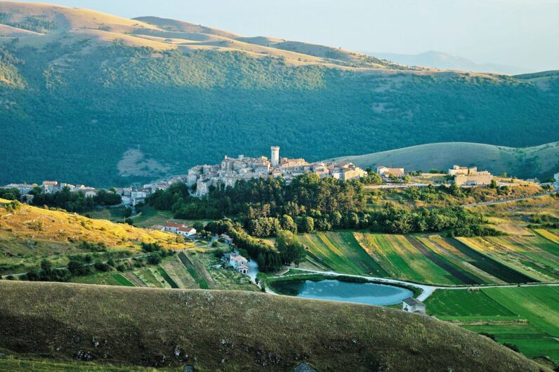 El hotel m&aacute;s id&iacute;lico y singular de Italia es un pueblo medieval entero que llevaba d&eacute;cadas abandonado