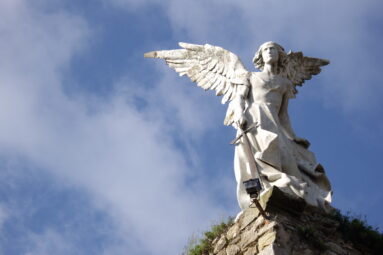 Ruta por cinco cementerios monumentales en Espa&ntilde;a que parecen museos al aire libre