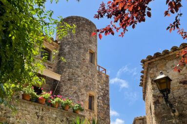 El pueblo m&aacute;s bonito y mejor conservado de Catalu&ntilde;a es medieval y est&aacute; entre arrozales