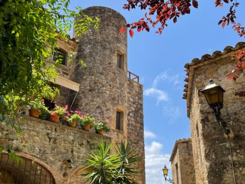 El pueblo m&aacute;s bonito y mejor conservado de Catalu&ntilde;a es medieval y est&aacute; entre arrozales