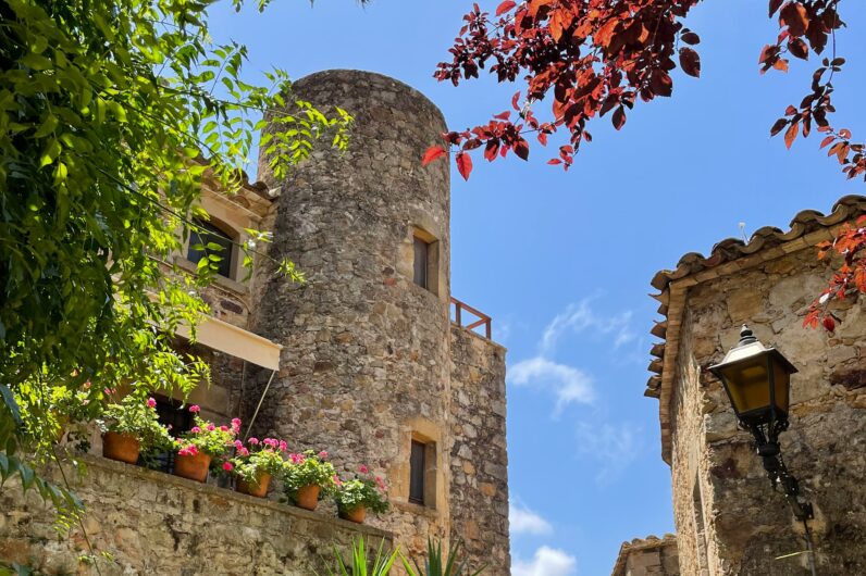 El pueblo m&aacute;s bonito y mejor conservado de Catalu&ntilde;a es medieval y est&aacute; entre arrozales