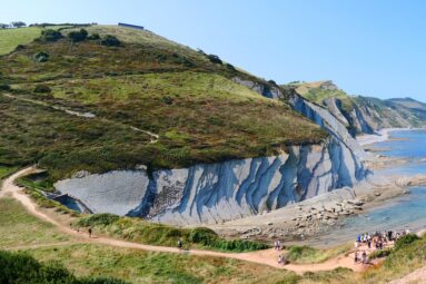 As&iacute; es la ruta de senderismo m&aacute;s bonita del norte de Espa&ntilde;a: caser&iacute;os, acantilados y el prodigio del flysch
