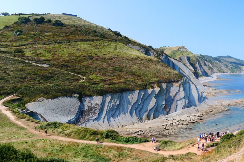 As&iacute; es la ruta de senderismo m&aacute;s bonita del norte de Espa&ntilde;a: caser&iacute;os, acantilados y el prodigio del flysch