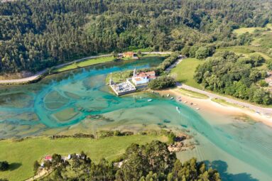 Las playas tambi&eacute;n son para el oto&ntilde;o: la ruta de senderismo que recorre un paisaje m&aacute;gico de Asturias 