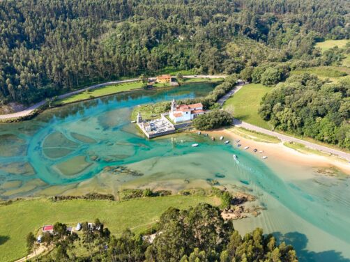 Las playas tambi&eacute;n son para el oto&ntilde;o: la ruta de senderismo que recorre un paisaje m&aacute;gico de Asturias 